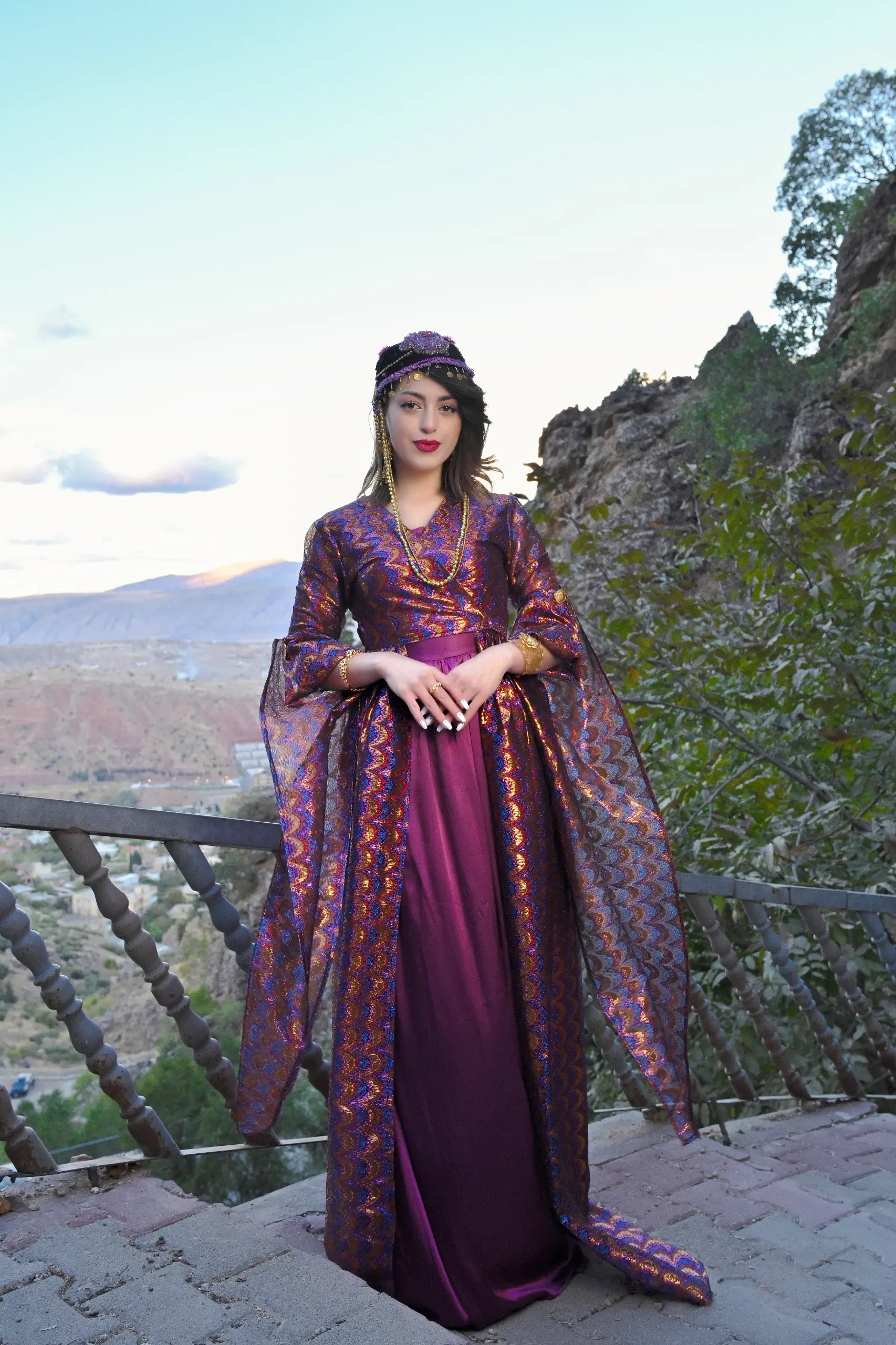 Festkleid für Henna & Hochzeit - Kurdisches Kleid in Violett mit Goldmuster - Binevş
