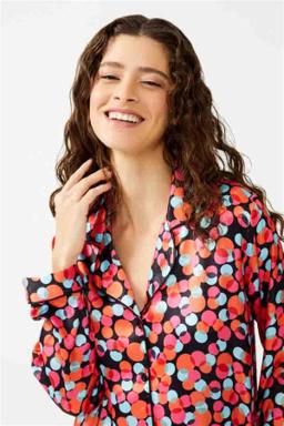 Cottonhill Satin-Pyjama Damen lang mit Knopfleiste – bunt gepunktet 3