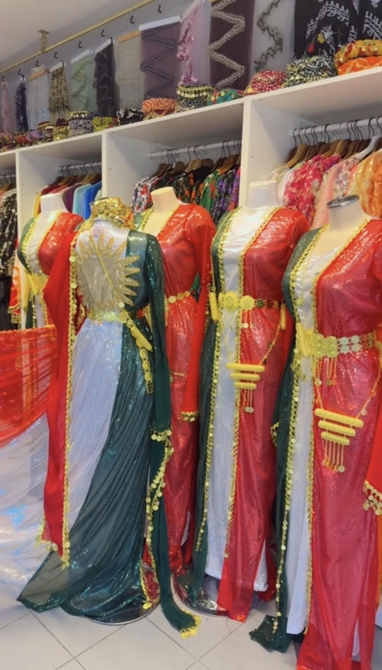 Kurdisches Kleid in Farben der kurdischen Flagge