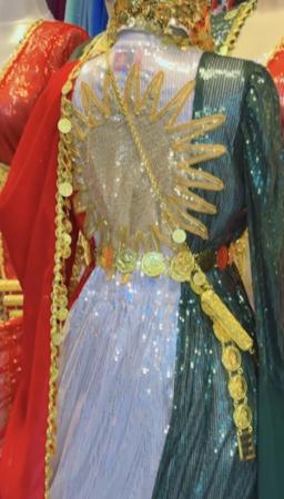 Kurdisches Kleid in Farben der kurdischen Flagge 2